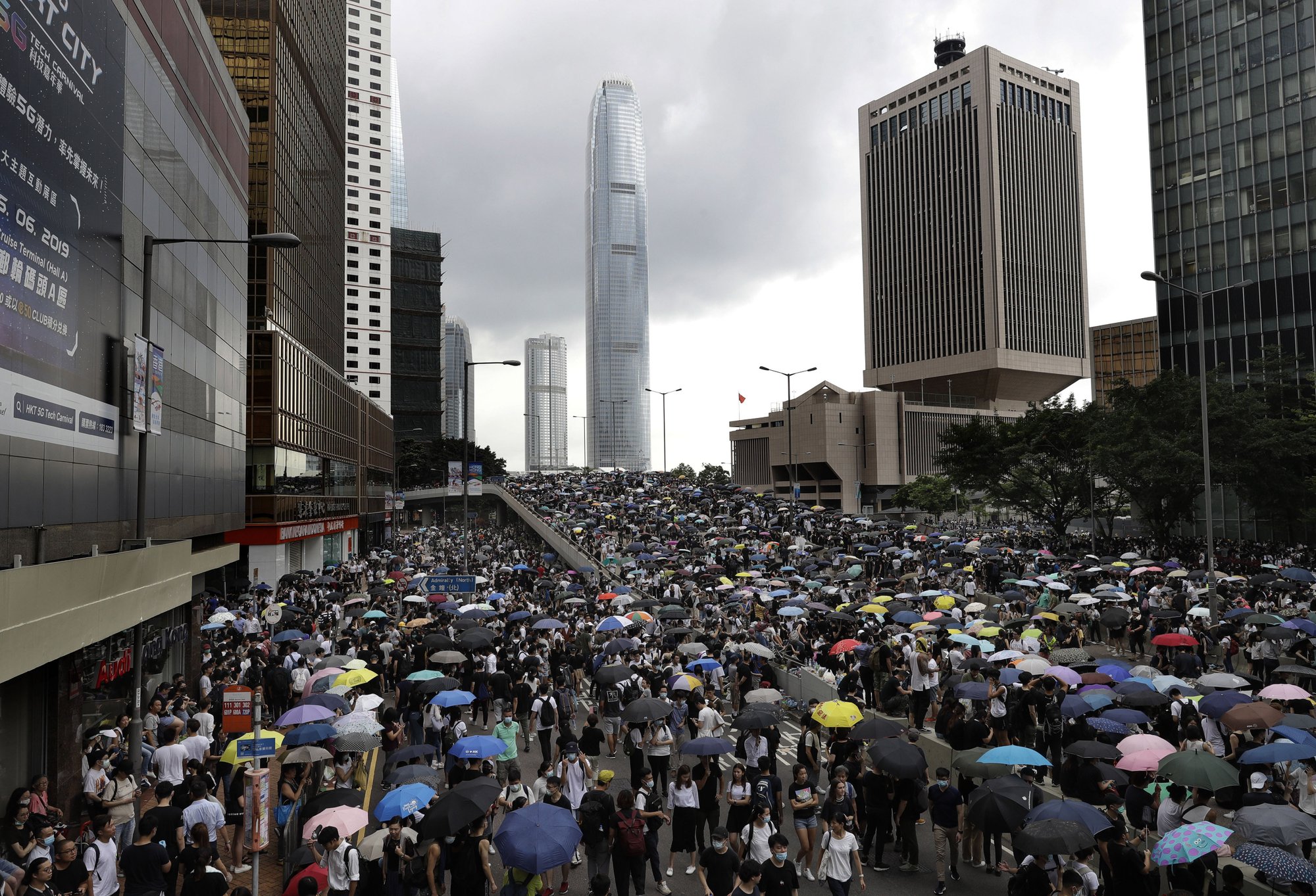 [사진] 홍콩 도주범 조례 개정안에 대한 반대시위를 위하여 시민들이 거리에 나와있는 모습 (Associated Press 제공 자료)