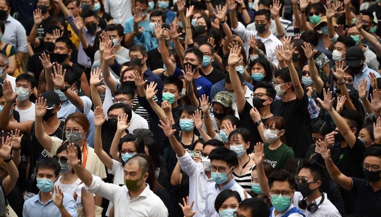 [사진] 복면(마스크)를 착용하고 거리에 나와 손을 들고 있는 시민들 (CNN제공)