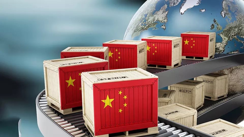 [그림] 중국 국기가 그려진 여러 개의 컨테이너 박스가 중국 밖으로 실려 나가는 모습을 그린 그림 (폭스 비즈니스 제공)